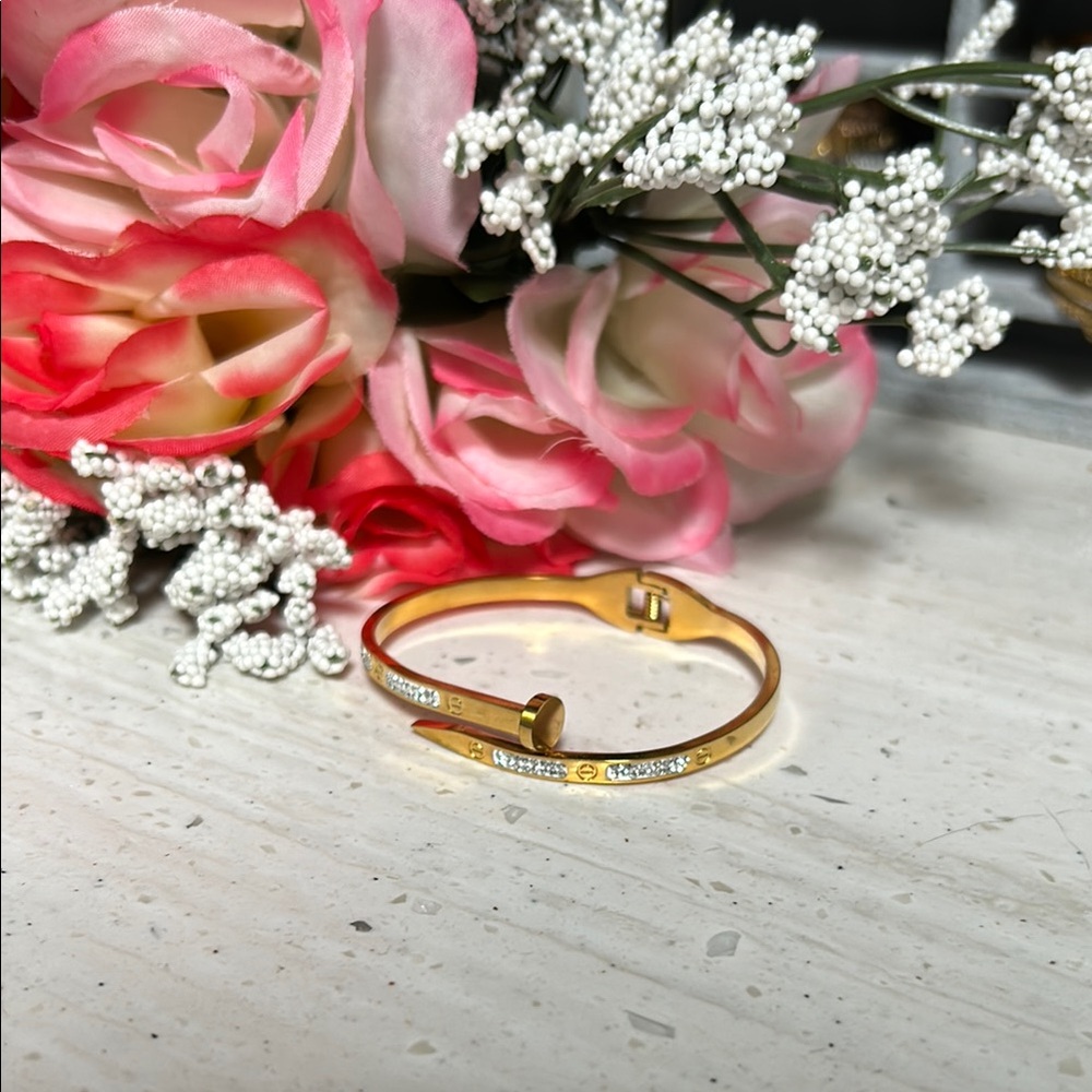 Elegant Gold Bracelet with Crystals